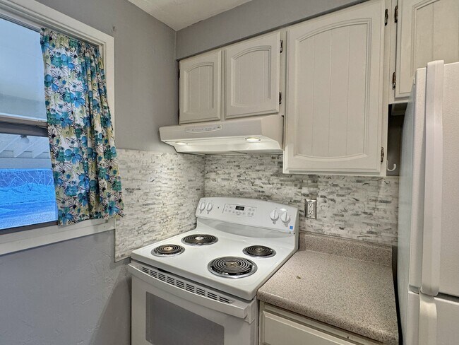 Foto del edificio - 3264 Mendenhall Loop Rd