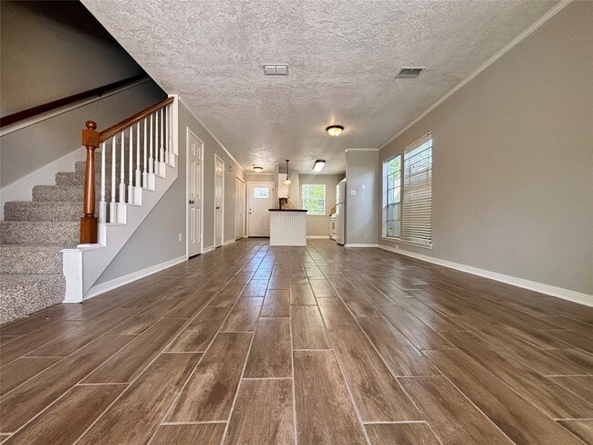 Building Photo - 2030 Plantation Dr