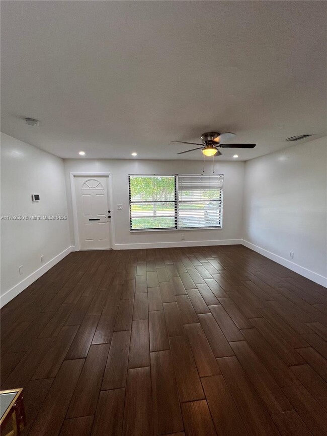 Foto del edificio - 6391 SW 8th St