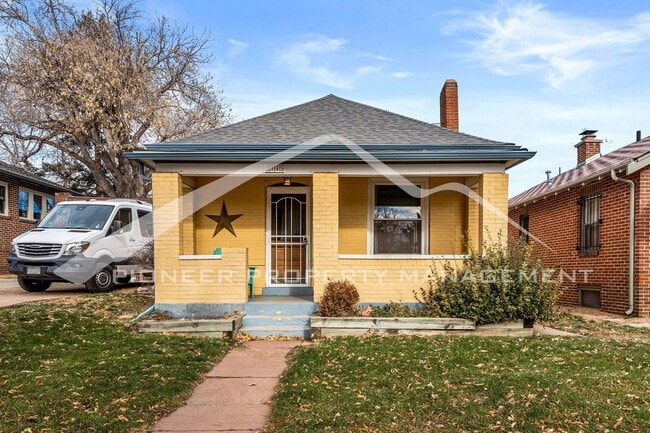 Building Photo - Charming House with Washer/Dryer and Fence...