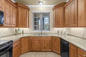 Building Photo - 810 S Dixie Dr