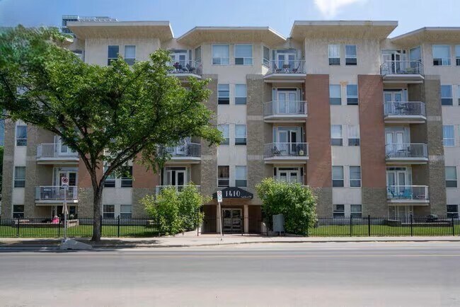 Primary Photo - Spacious 1 Bedroom + Den in the Beltline –...