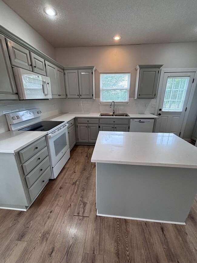 Building Photo - 3-Bedroom, 3.5-Bathroom home in Shawnee