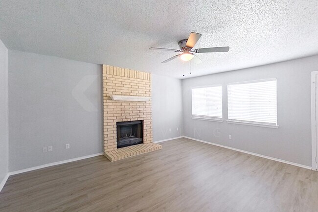 Building Photo - 4914 Glenoak Dr