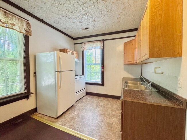 Building Photo - WATER & SEWER INCLUDED!!