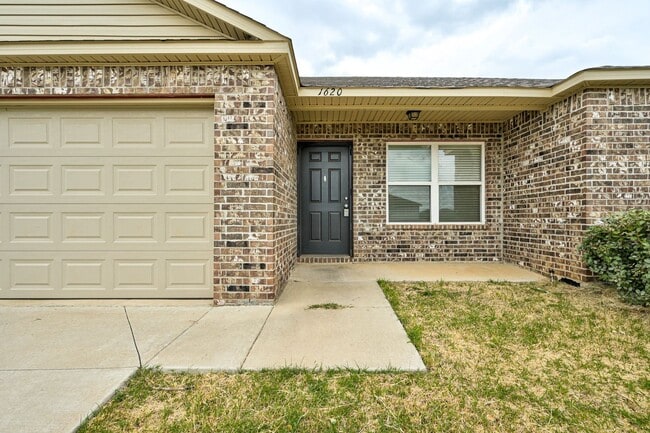 Building Photo - Conveniently located near HWY, shopping, d...