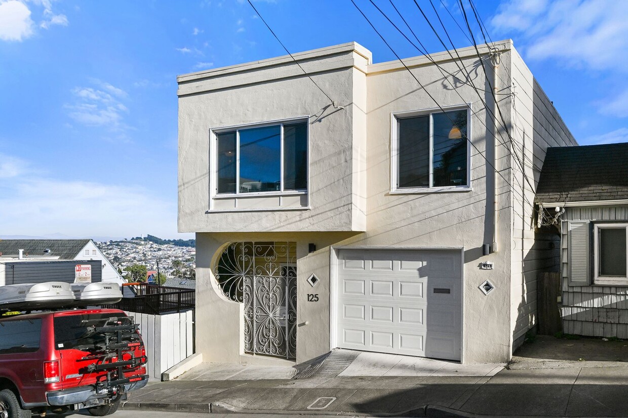 Foto principal - UPDATED LARGE BRIGHT 1800sf 3BR/2BA/1GR In...