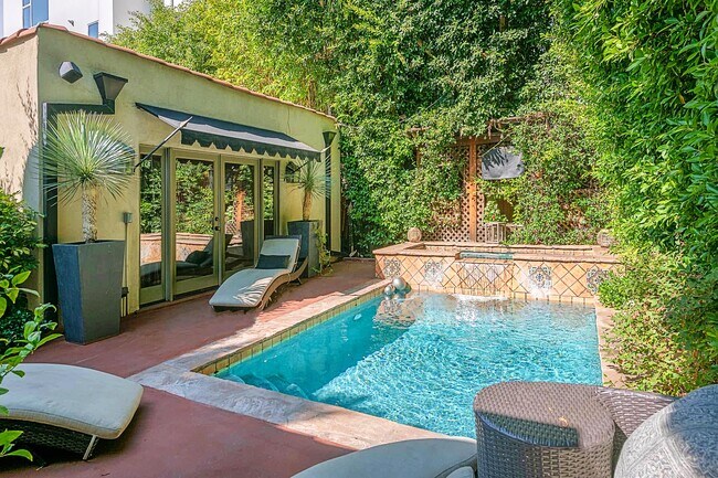 Heated pool and spa with TV - 606 N Croft Ave