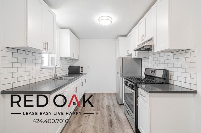 Building Photo - 745 S Mariposa Ave