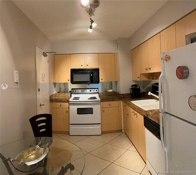 Building Photo - 9195 Collins Ave