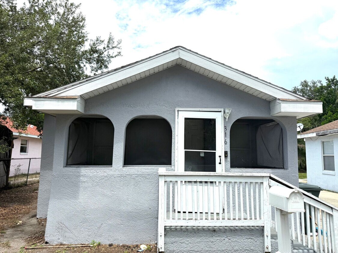 Foto principal - 312 10th Ave Dr W