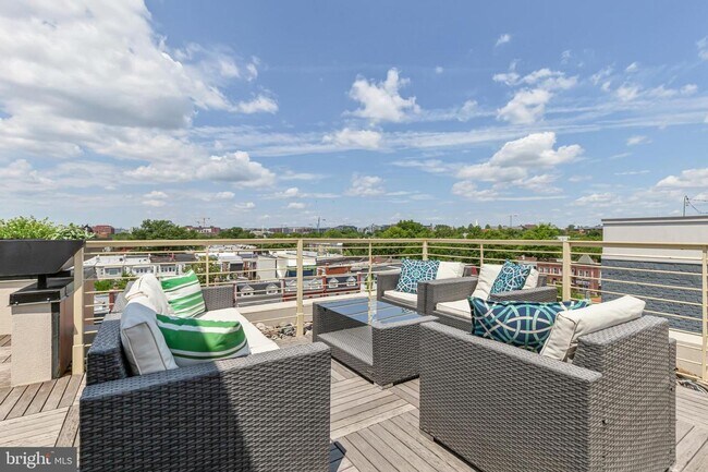 Foto del edificio - Sunny & Spacious NoMa penthouse with off-s...