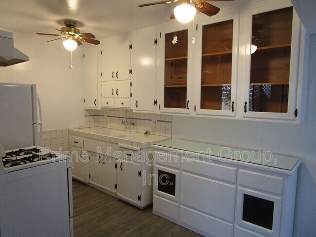 Building Photo - 6231 Greenleaf Ave