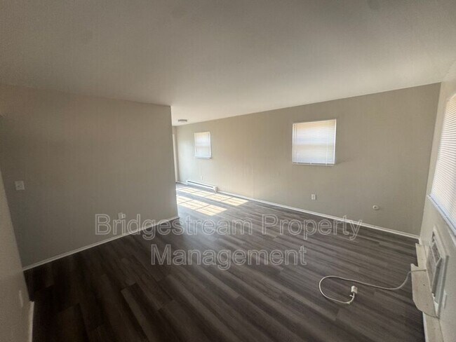 Foto del edificio - 4333 Powell Rd