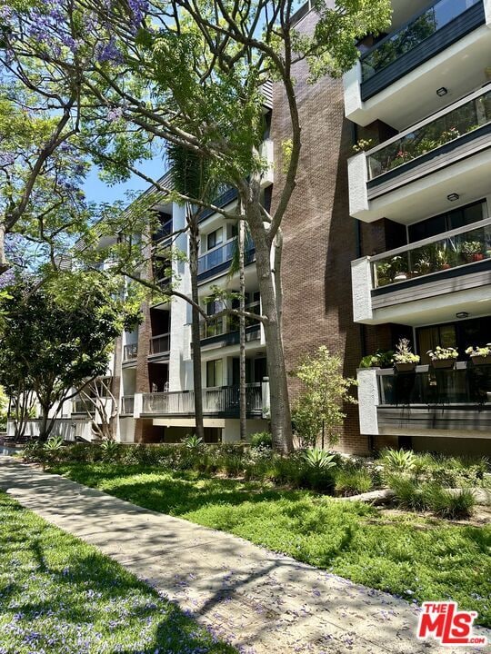 Building Photo - 324 N Palm Dr