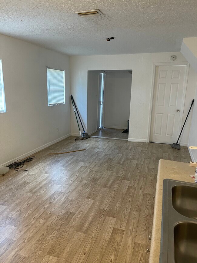 Foto del edificio - 8722 N Brooks St