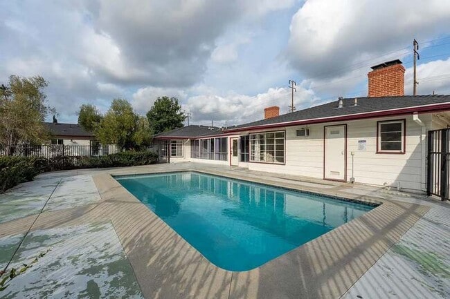 Building Photo - 590 N Cambridge St