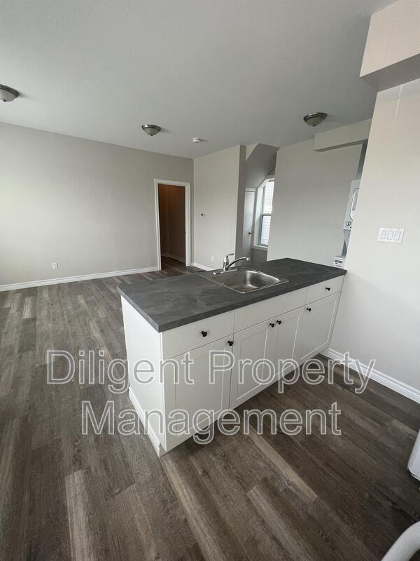 Building Photo - 164 Stewart St