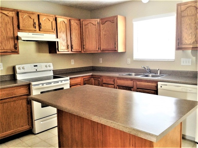 Building Photo - 557 Whispering Pines Place