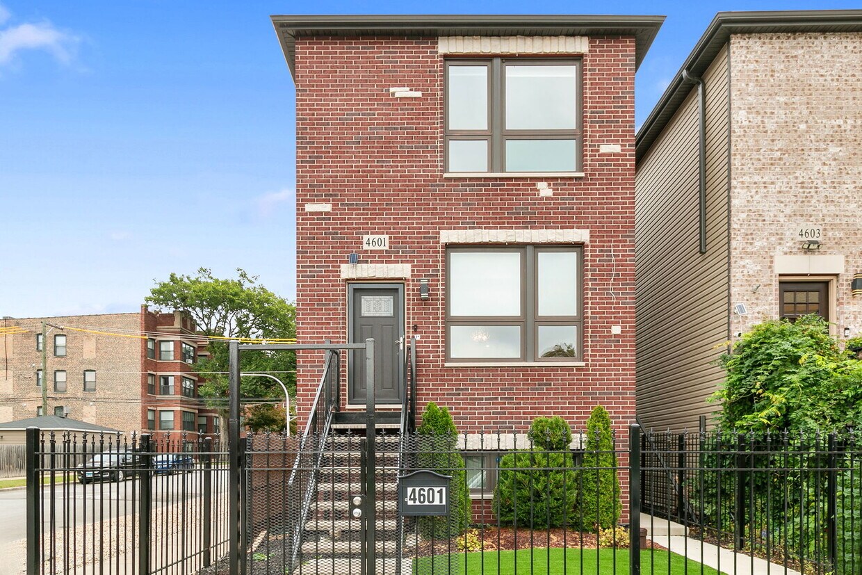 Primary Photo - 4601 S Calumet Ave