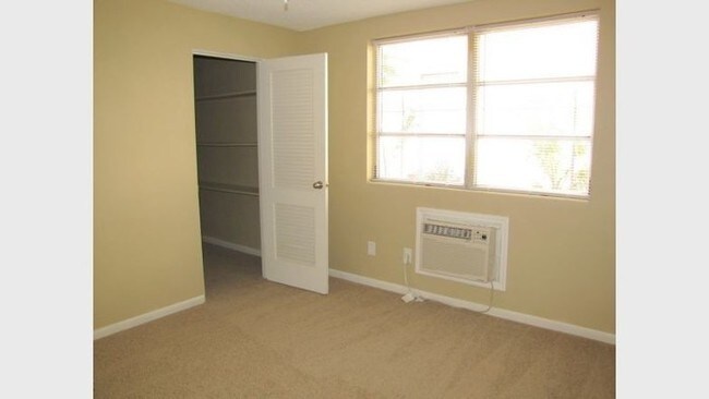 Building Photo - Updated 1/1 Apt in Arlington! No App Fee
