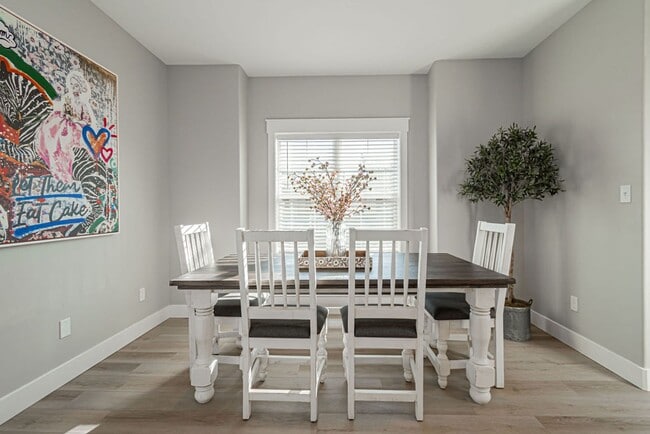 Building Photo - Fully Furnished Townhome – Utilities & WiF...