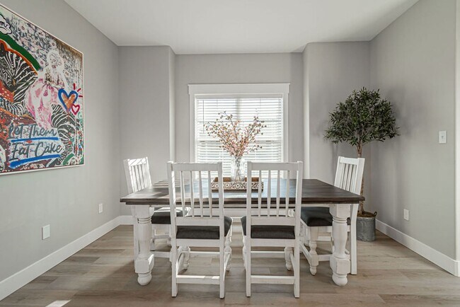 Foto del edificio - Fully Furnished Townhome – Utilities & WiFi Included!