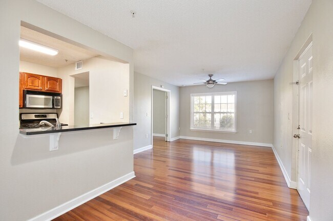 Building Photo - Spacious 1/1.5 Condo with a Bonus Room in ...