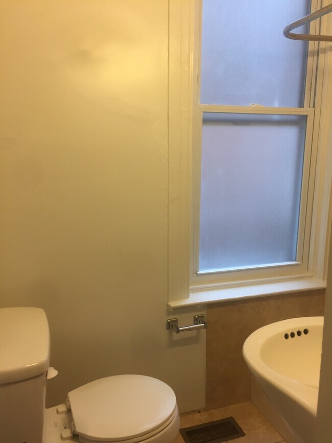 Foto del edificio - 1st Floor 1 Bedroom, Parking-East End of York City!