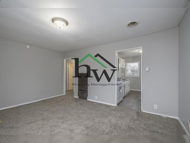 Building Photo - 221 N Kenmore St
