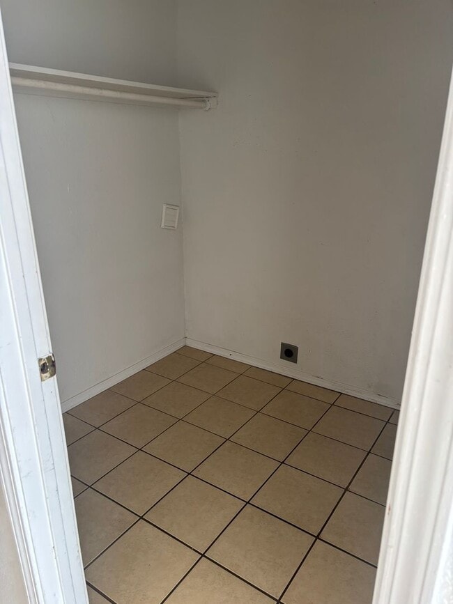 Building Photo - SFH B 107 - Wilson Lane Duplex