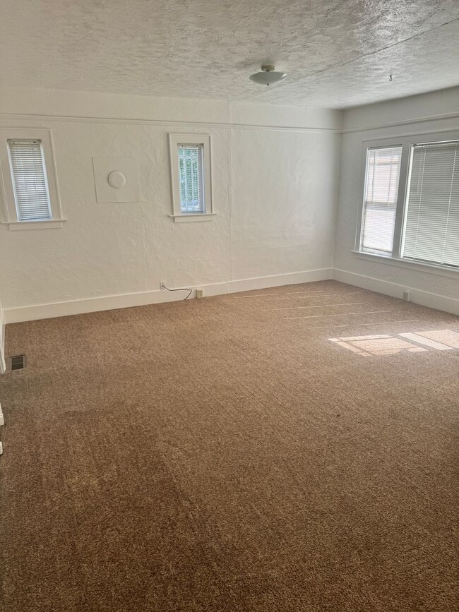 Building Photo - Charming 3 Bedroom Home