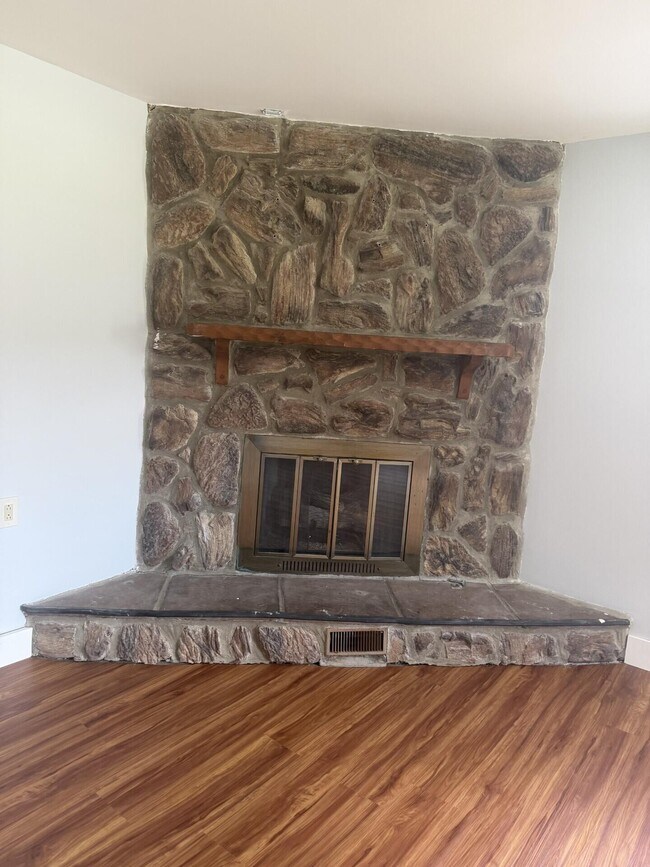 Foto del edificio - 721 Wayland Dr