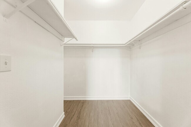 Building Photo - 534 E Hazel St