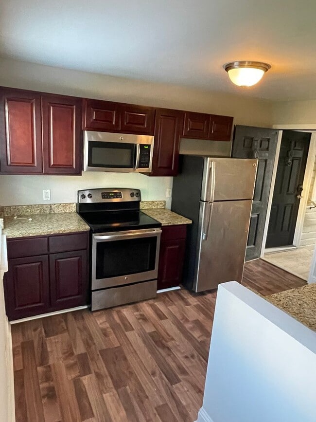 1BD Corner Unit in Gated Complex, 2 Blocks... - 1BD Corner Unit in Gated Complex, 2 Blocks... Apartment