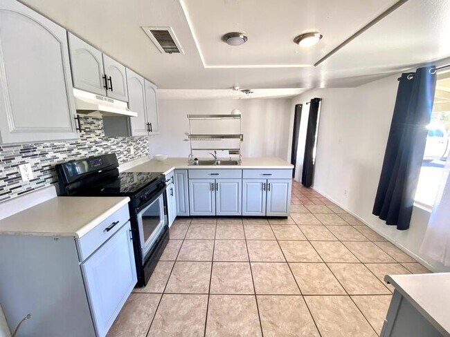 Building Photo - 8820 W Glenrosa Ave