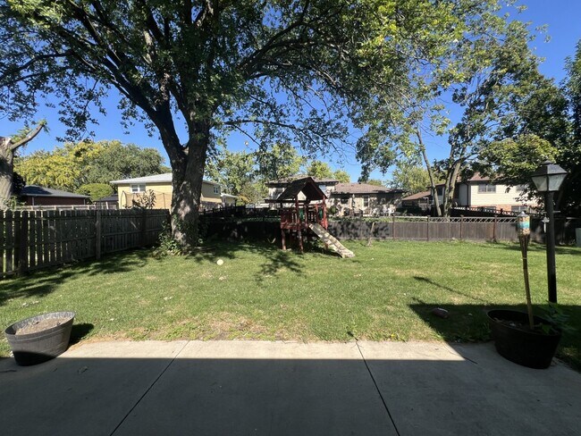 Foto del edificio - 1214 Iroquois Ln