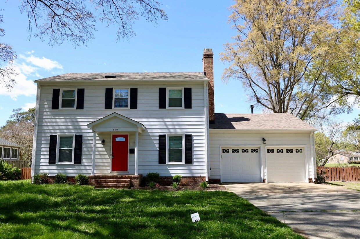 Primary Photo - Fabulous neighborhood 4 BR home right on E...
