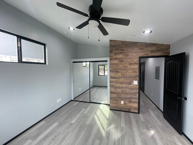 Foto del edificio - 1542 Loma Ln