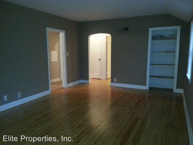 Building Photo - 7135-7137 W Bluemound Rd