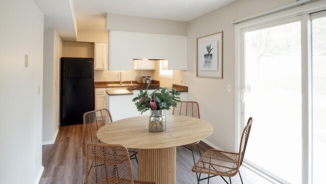 Comedor y cocina de diseño abierto en Sunset Ridge - Sunset Ridge Townhomes