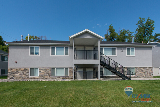 Building Photo - 662 W Meadow Dr