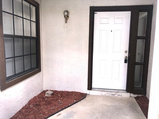 Building Photo - MOVE IN NOW! 2x2 WITH FRESH INTERIOR PAINT...
