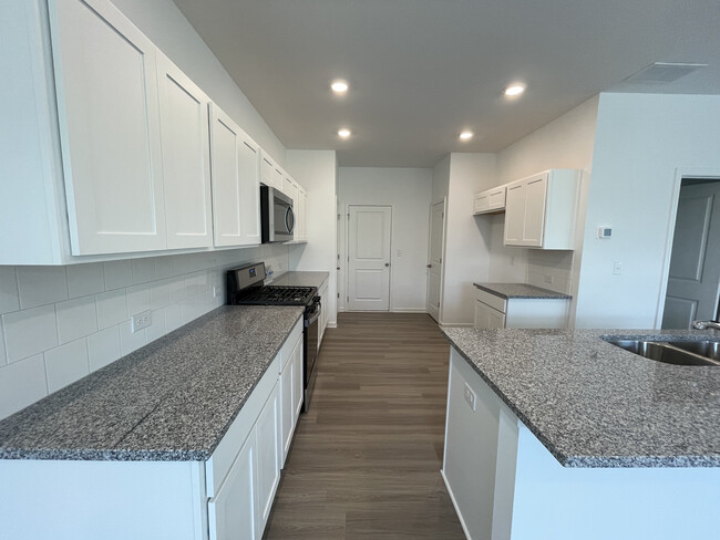 Building Photo - 5765 Thornton Dr