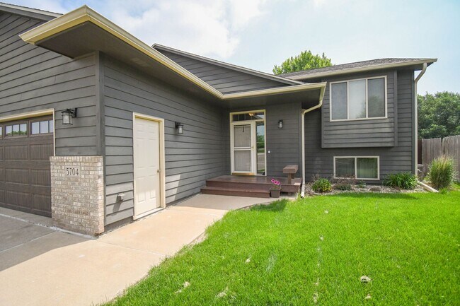 Foto del edificio - Spacious & Stylish Home in a Prime Location!