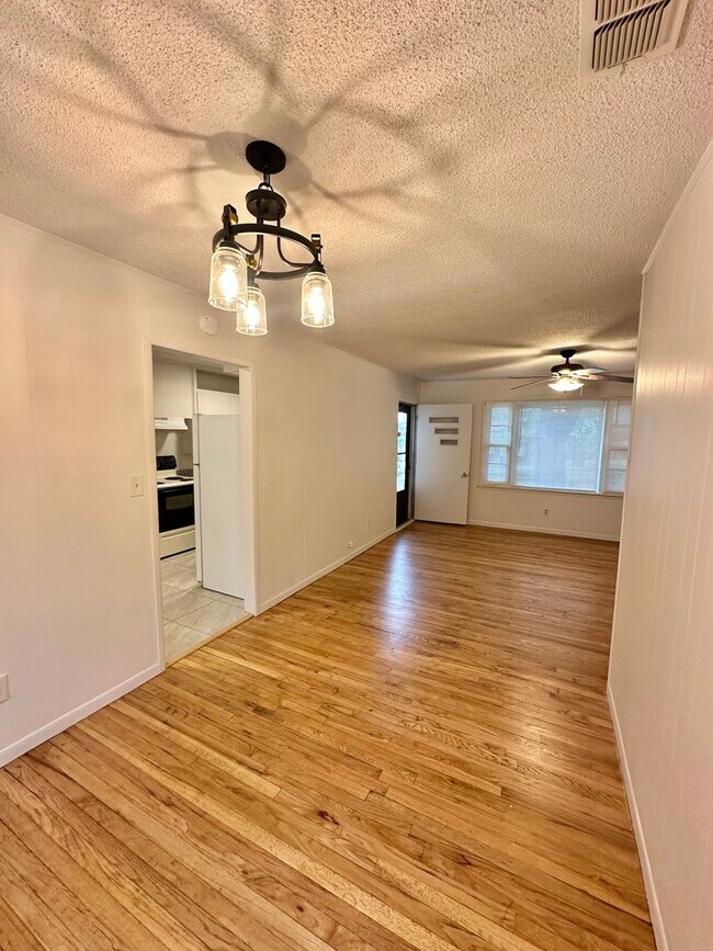 Building Photo - Cozy Three Bedroom, Centrally Located!