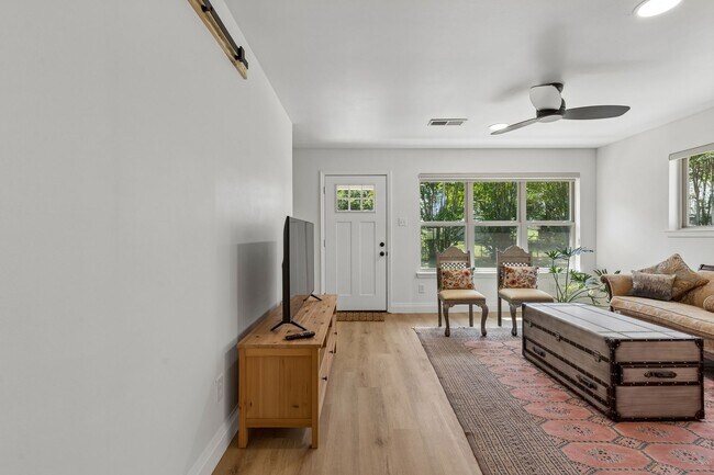 Building Photo - Stylish, Comfortable Colleyville Home with an Open, Airy Layout