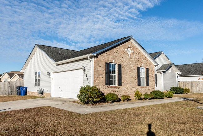 Building Photo - 215 Willoughby Ln