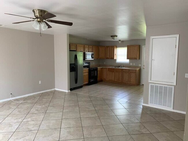 Building Photo - Cute 3 bedroom 1 bath house. Handicap acce...