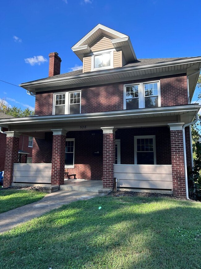 Building Photo - Spacious 4 BR brick home, Minutes to Medic...